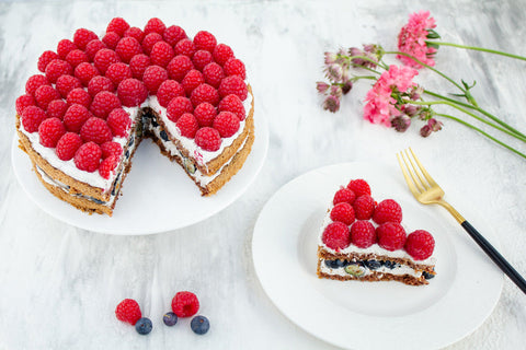 Gâteau frais sans gluten aux framboises et myrtilles